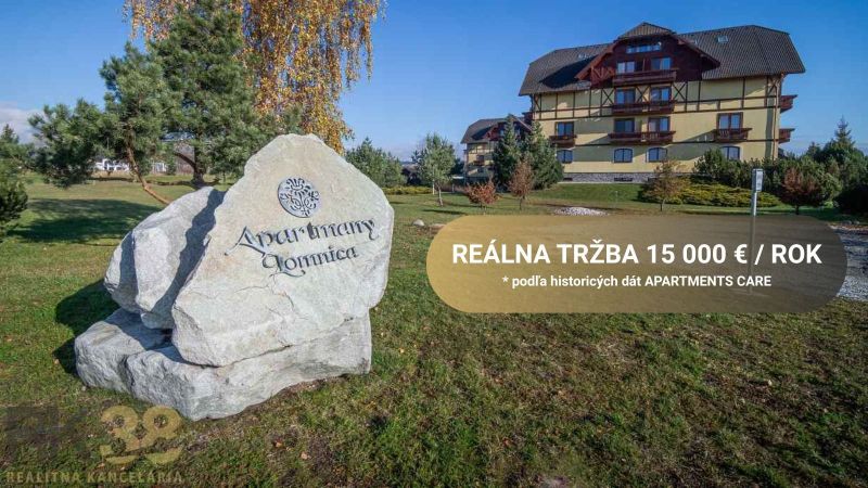 Veľká Lomnica: Apartmanok, zöldterület, épületek a háttérben, felirat a sziklán.