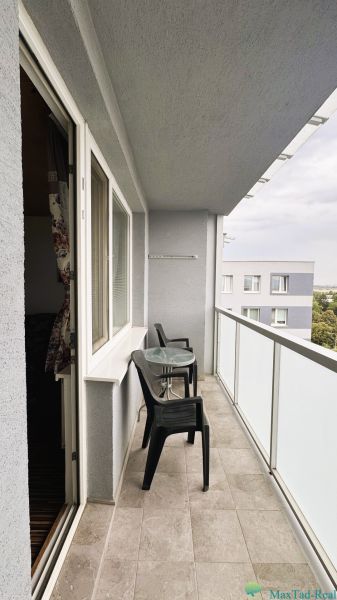 Erkély műanyag bútorokkal egy 4 szobás lakásnál.