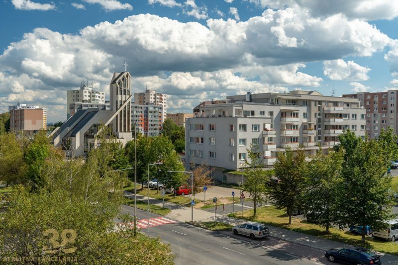 Kilátás a Ludvíka Svobodu utcára Poprádon, szakrális épülettel és lakóházakkal.