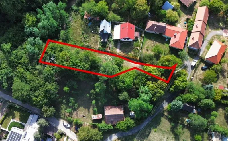 Légi felvétel a Kolačna kertekben található parcelláról, amelyet zöldterület és ingatlanok vesznek körül.