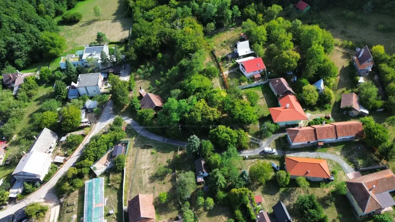 Festői kertek madártávlatból Kolačnán, elszórtan házakkal és zölddel.
