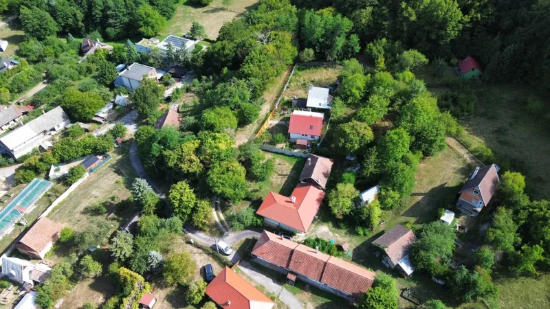 Kilátás felülről a Kolačno község zöld kertjeire a házak környezetével.