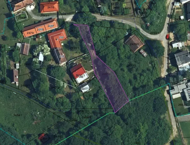 Parcellák és kertek légi felvétele Kolačno-ban, az épületek megjelölésével.