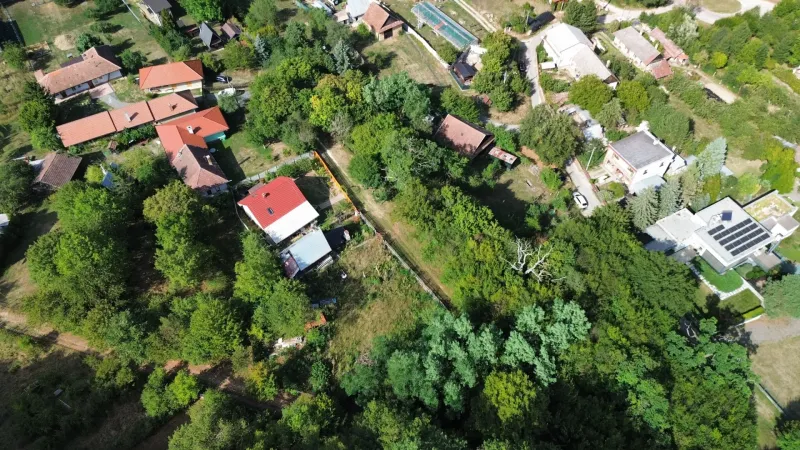 A Kolačna vidéki táj fákkal és festői épületekkel van tele a kertekben.