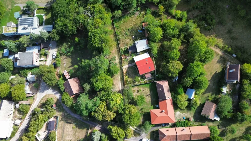 Légi felvétel Kolačná kertjeiről és házairól, sűrű zöld növényzettel körülvéve.