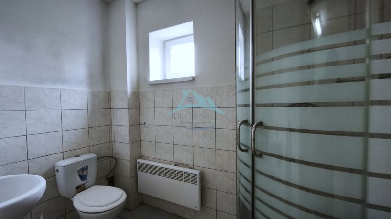 Fürdőszoba WC-vel és zuhanyzóval a gyártóhelyiségekben.