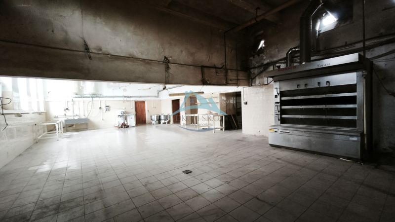 Gyártóhelyiségek burkolattal, felszereléssel és gépekkel, amelyek alkalmasak sütésre.