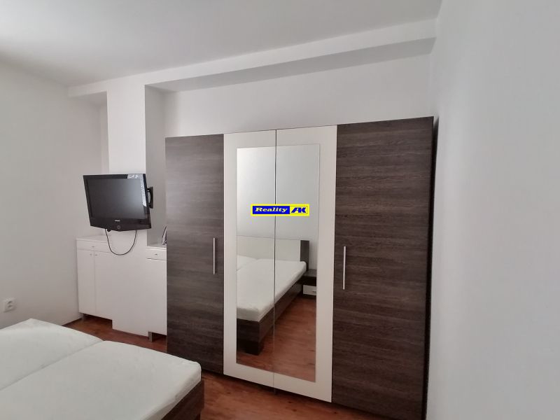 Hálószoba televízióval, ruhásszekrénnyel és ággyal, 2 szobás lakás.