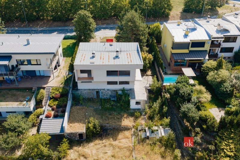 Családi ház a Komenského utcában, Besztercebányán, tágas kerttel és terasszal.