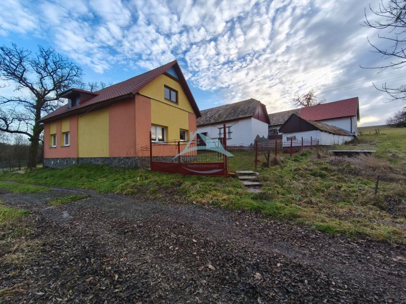 Családi ház a Prieloh utcában, Dolná Strehovában a hozzá tartozó épületekkel.