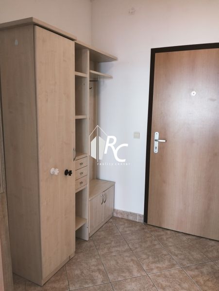 Előszoba szekrényekkel és fogasfallal egy kétszobás lakásban.