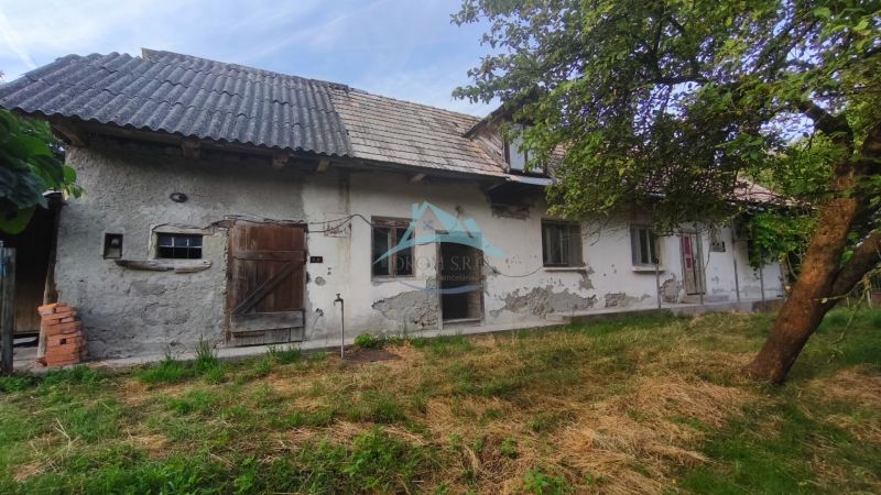 Családi ház Csélócban kopott vakolattal, faajtókkal és kerttel.