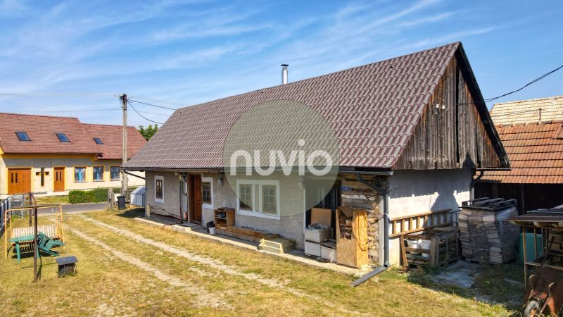 Családi ház Zsámbokréten nagy tetővel, fa részletekkel és udvarral.