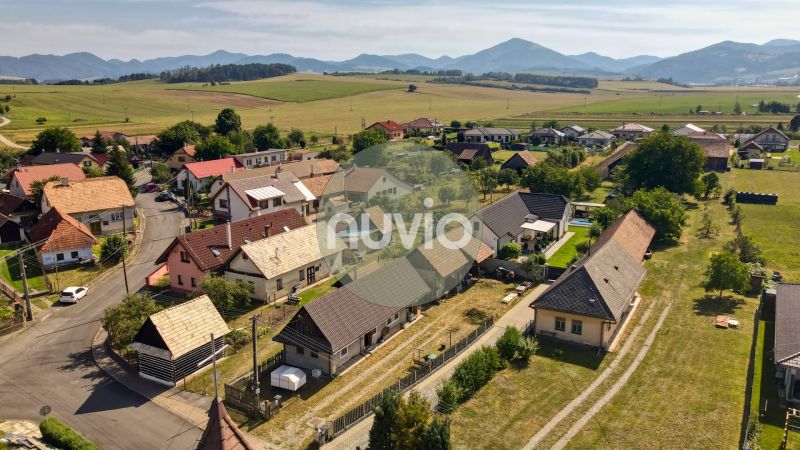 Žabokreky: Családi házak panorámája vidéki jelleggel és háttérben dombokkal.
