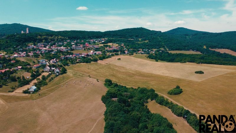 Légi felvétel a Podhradíban található kiterjedt lakóterületekről.