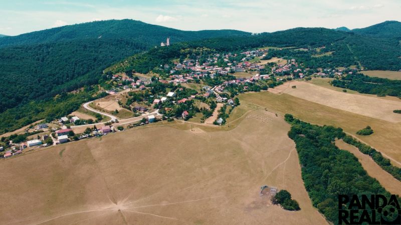 Légi felvétel Podhradieról családi házakkal és természettel. Lakóövezeti telkek.