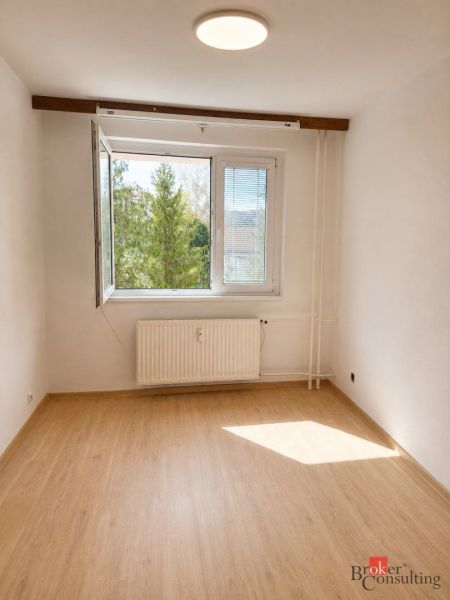 Kilátás egy háromszobás lakásból a Cseh Népfelkelés Május utcában Breznóban.