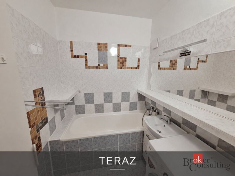 WC egy 3 szobás lakásban szürke dekor csempével és járólappal.