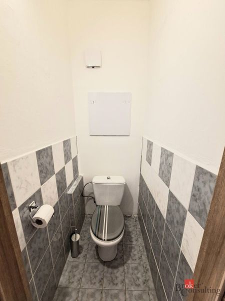 Üvegezett loggia fa dekor padlóval egy háromszobás lakásban.