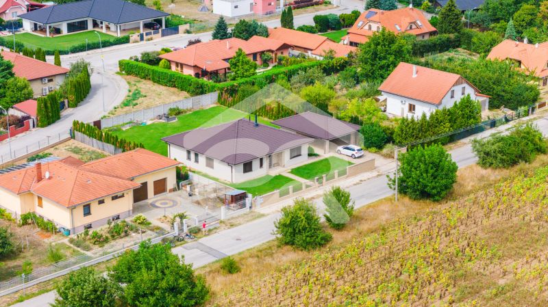 Családi házak légifelvétele a Vráble-i Družstevná utcában, zöldövezet és növényzet veszi körül őket.