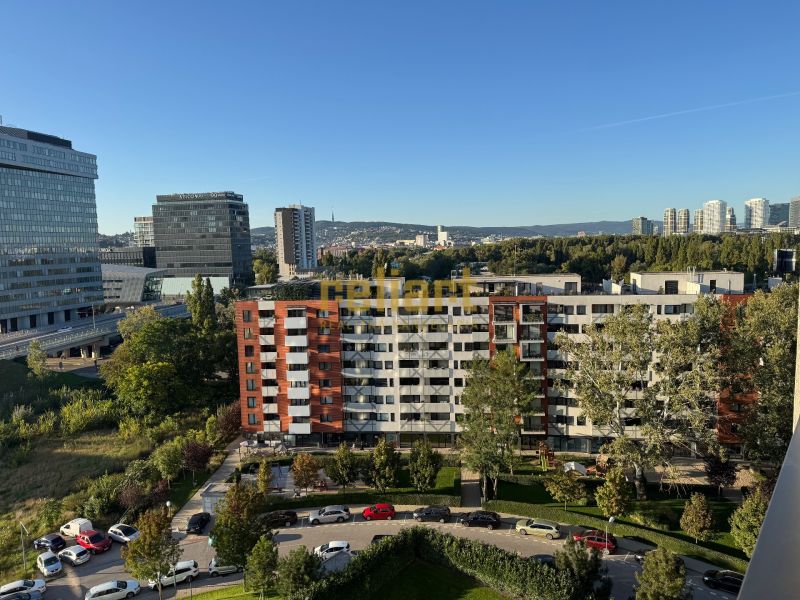 Kilátás egy egyszobás lakásból a Bosák utcában, Pozsony-Petržalka.