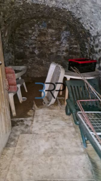 Családi ház kőpincéje Mokrý Hájban, benne tárolt bútorokkal és rekeszekkel.