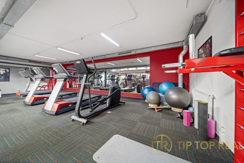 Fitneszközpont futópadokkal és edzőeszközökkel kereskedelmi helyiségekben.