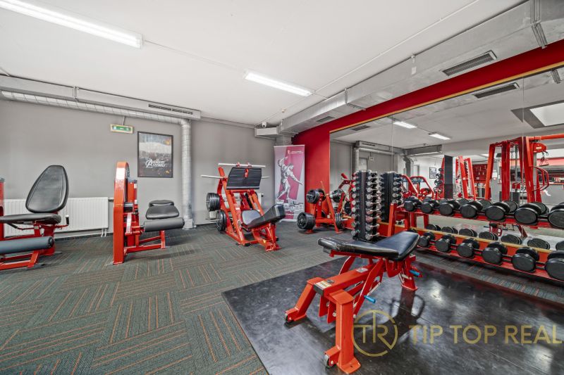 Fitneszközpont edzőgépekkel és felszereléssel, üzlethelyiségek.