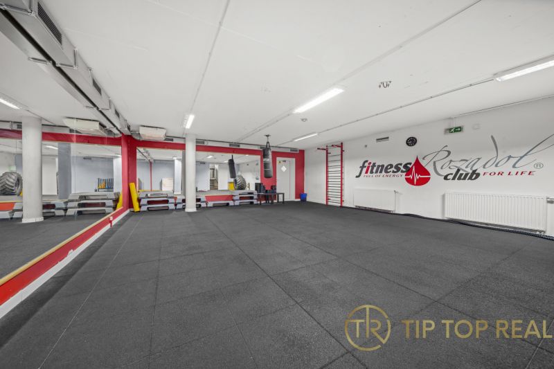 Fitneszterem boxzsákkal és tükrökkel.