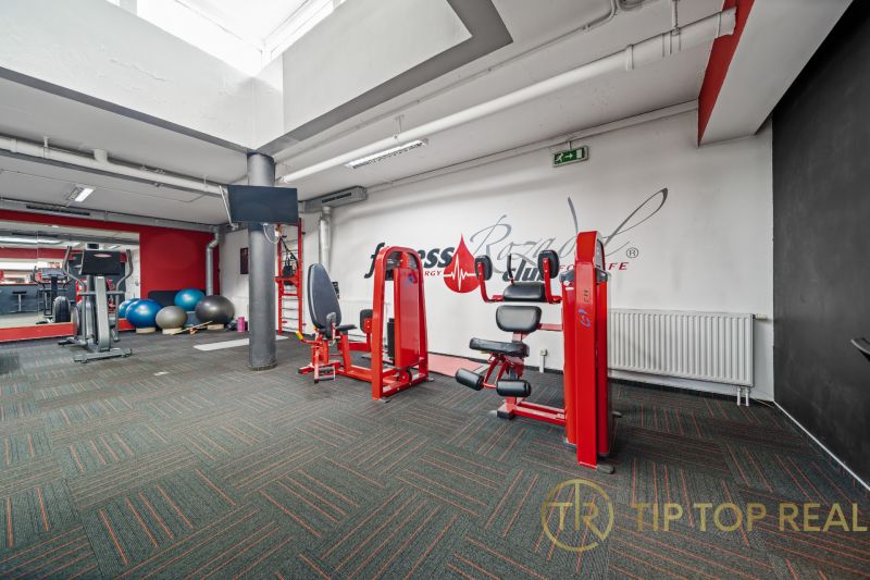 Fitnesz központ erősítő gépekkel, futópaddal és fitnesz labdákkal, Üzlethelyiségek.
