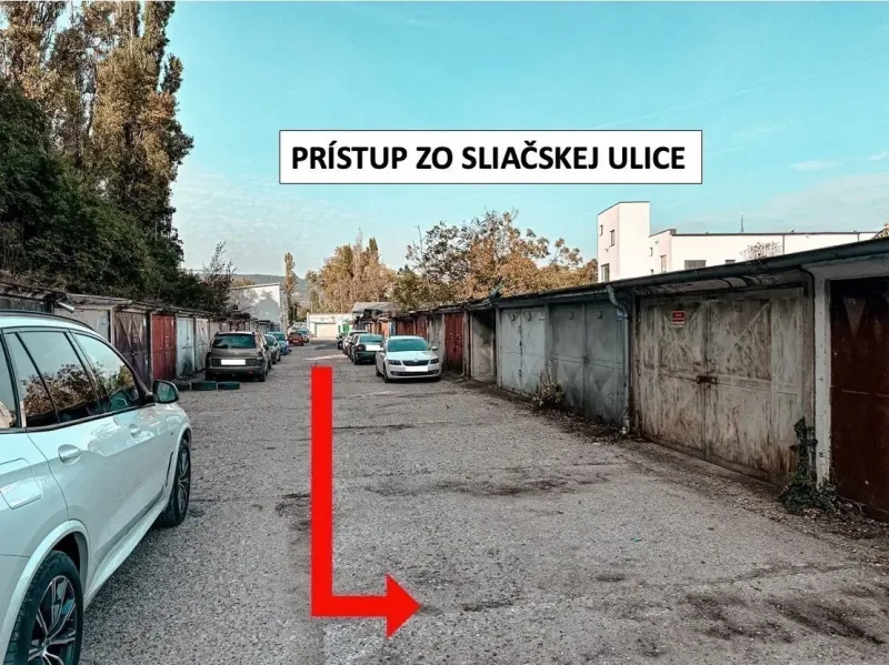 Garázsok Pozsony-Újvárosban, a Sliačska utcában, parkoló autókkal szegélyezve.