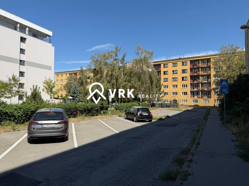 Lakóházak zöldterülettel és parkolóval a Kassai Stromová utcában, Óváros.