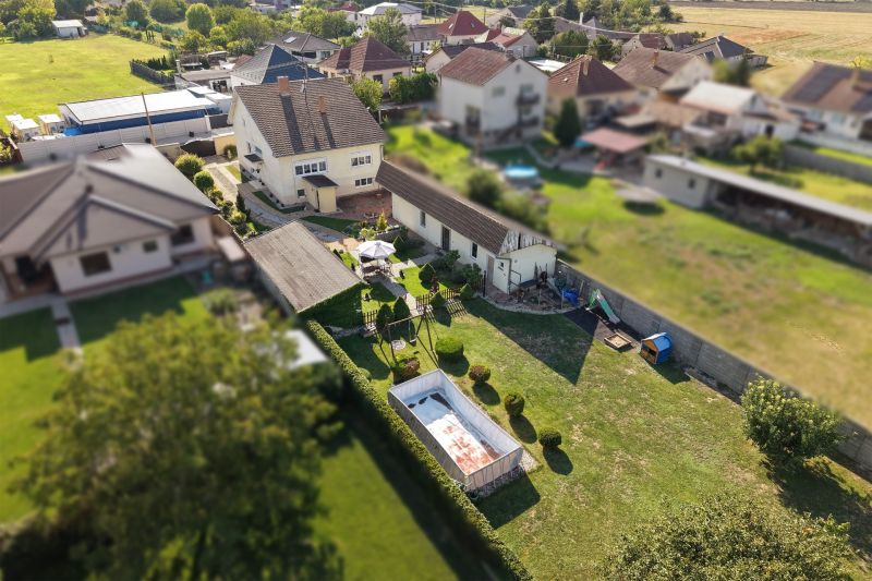 A Vojtechovce, Nový Život családi házának nagy kertje van medencével és terasszal.