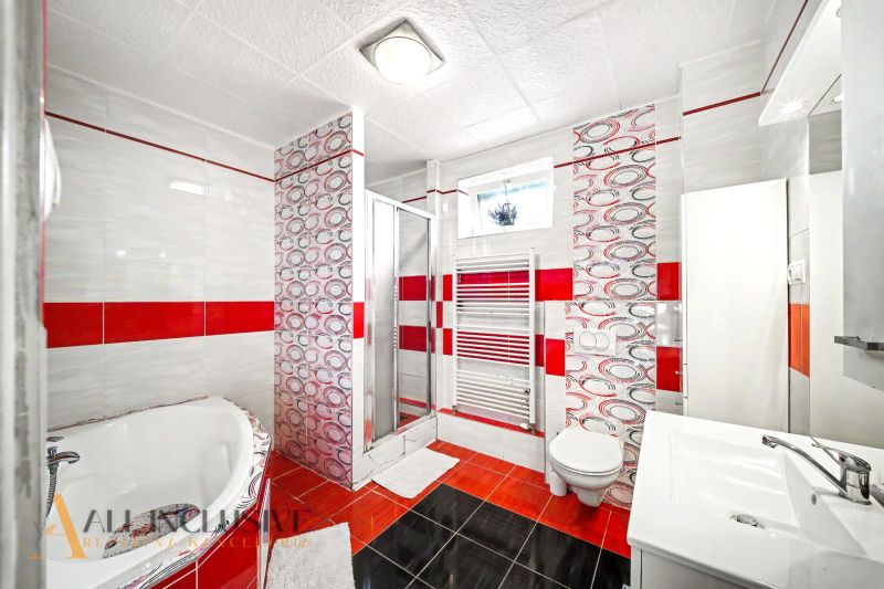 Fürdőszoba családi házban káddal, WC-vel és zuhanyzóval.