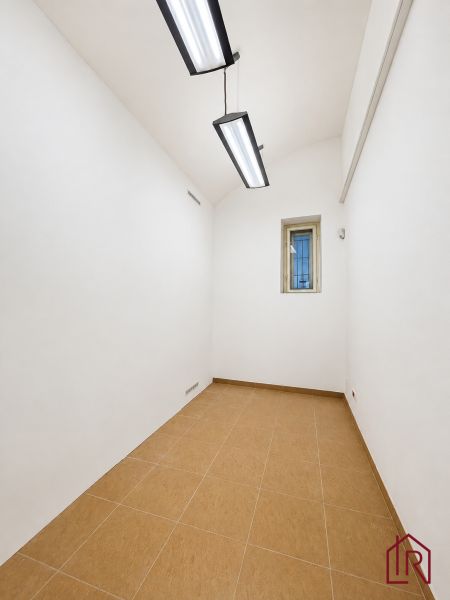 Fehér falak, kis szoba, mennyezeti lámpák, csempe, irodák.