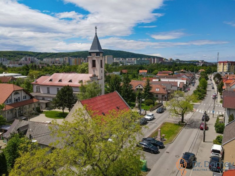 Templom és utca Pozsonyban - Lamacsban a Studenohorská utcán, közel a természethez és a városhoz.