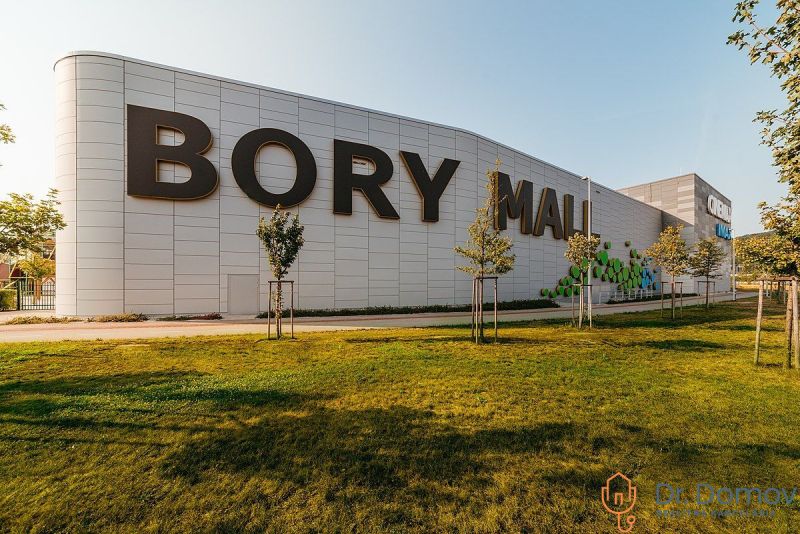 Bory Mall bevásárlóközpont felirattal, füves terület és fák Pozsony-Lamacsban.
