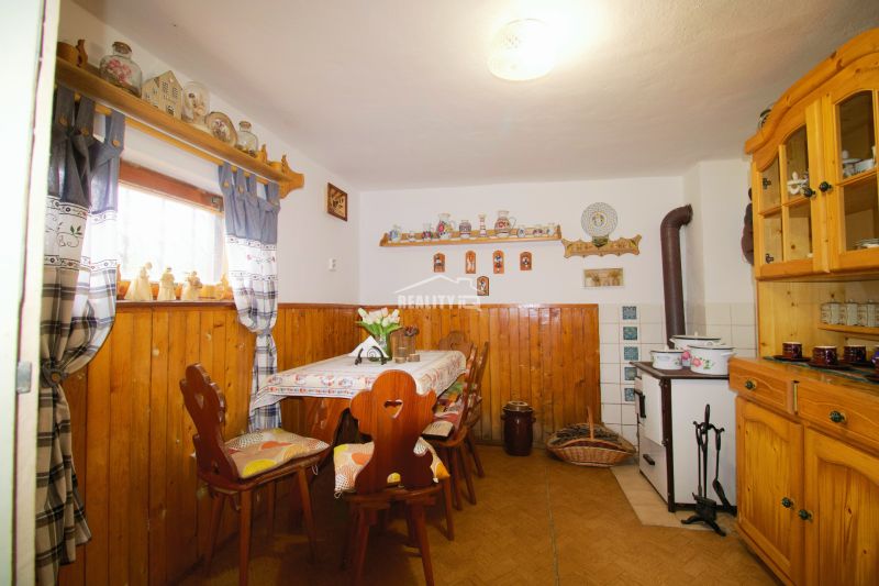 Egy kunyhó belseje rusztikus bútorokkal és dekorációkkal, fa dekorációjú padlóval.