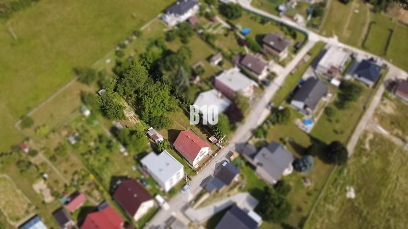Családi ház madártávlatból Považská Bystricán, zölddel és más házakkal körülvéve.