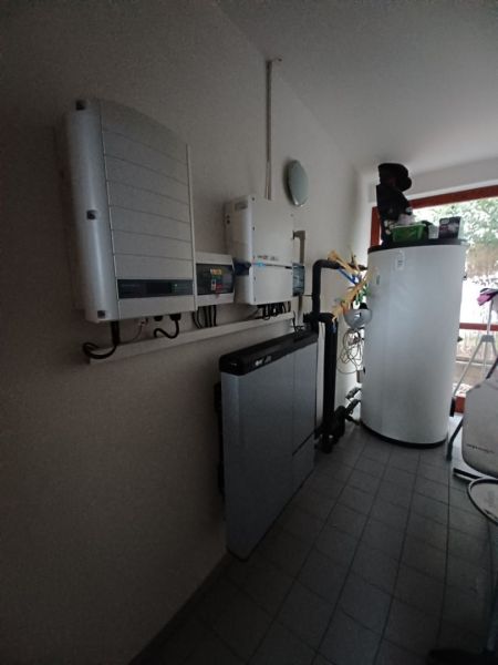 Családi ház műszaki helyisége energetikai berendezések telepítésével.