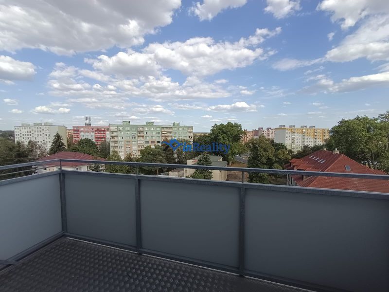 Kilátás egy kétszobás lakás erkélyéről a Losonci Majakovszkij utcában.