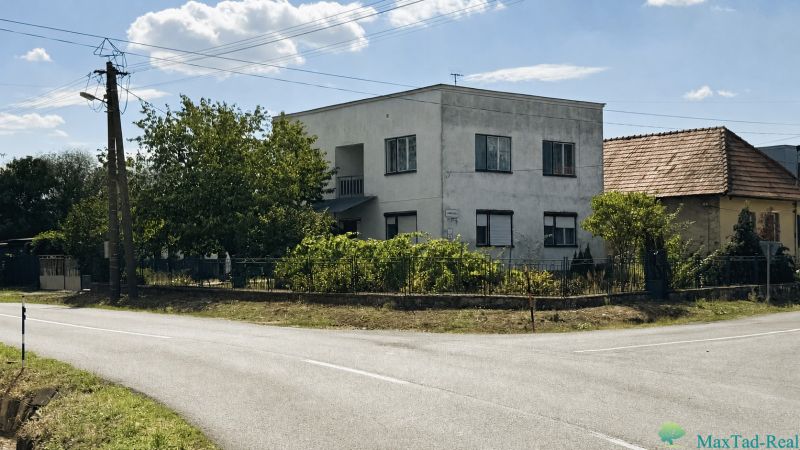 Családi ház a Tavasz utcában, Novosad városában, buja növényzettel körülvéve.