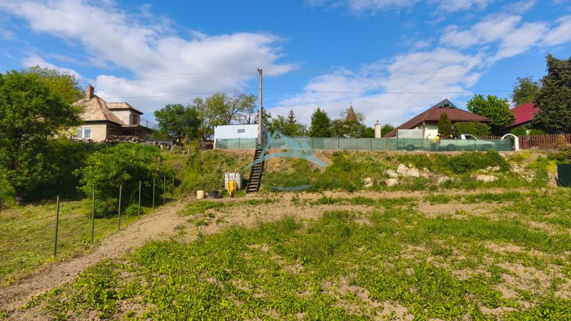 Zöldterület a Záhorce-i rekreációs telkeken a Selešťany utcában, kilátással a házakra.