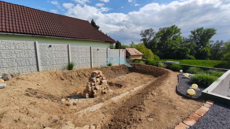 Udvar árokkal és téglarakással a Selešťany üdülőterületen, Záhorce városában.
