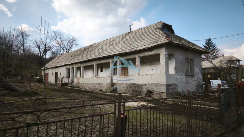 Családi ház Tučekova utcában Nagykürtösön régi tetővel és kerttel.