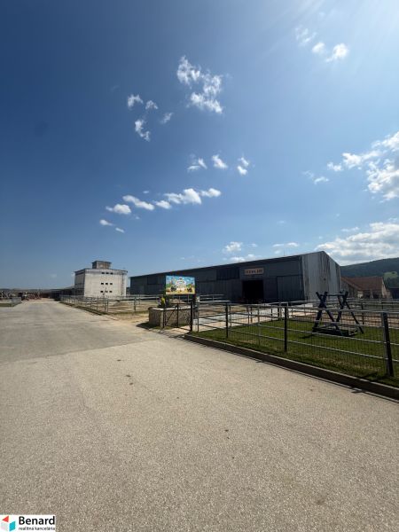 Ipari épület Hniezdnében, tiszta kék égbolttal és bevezető úttal.