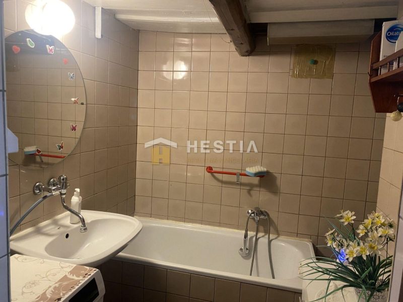 Fürdőszoba káddal, mosdóval és tükörrel, dekorációval egy családi házban.