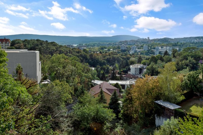 Kilátás az erdős területekre és épületekre Pozsony - Óvárosban a Bartók utcából.