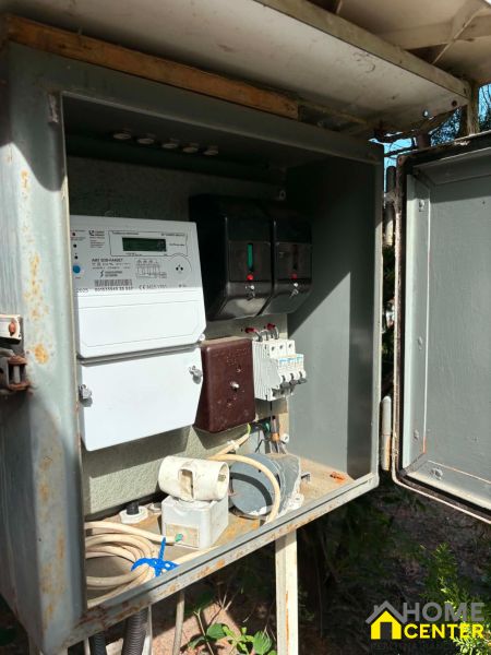 Elektromos elosztószekrény a komáromi kertben, energiafogyasztás mérővel.