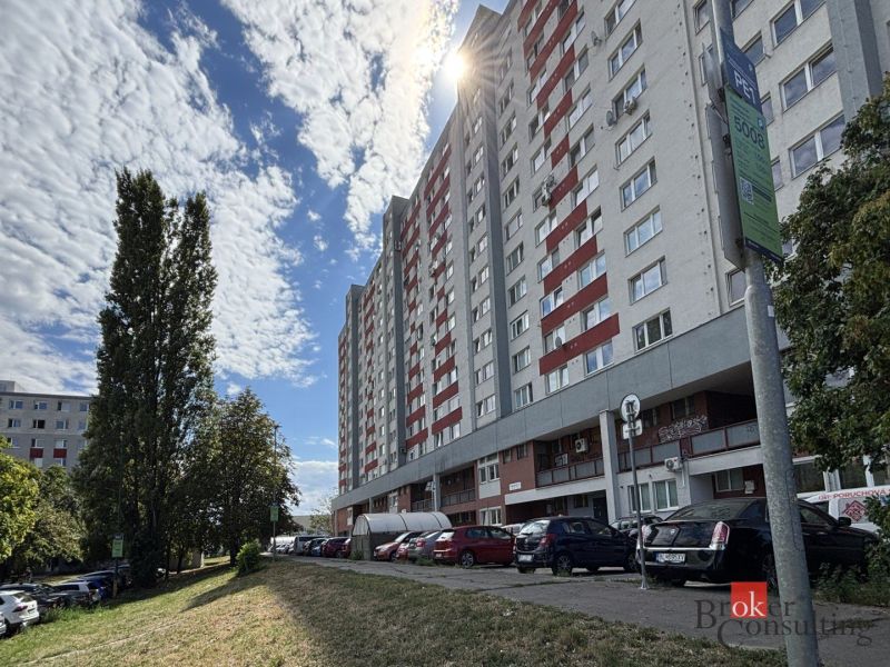 Kilátás a Šustekova utcai lakóházra Pozsony-Petržalkán, a garzonlakás közeli parkolót kínál.